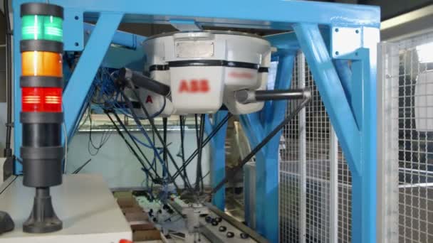 Robots nemen van plastic stukken — Stockvideo