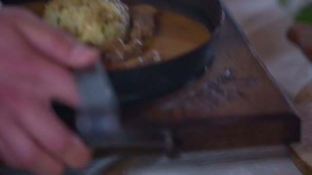 Traditionelles Essen auf traditionelle Weise serviert — Stockvideo