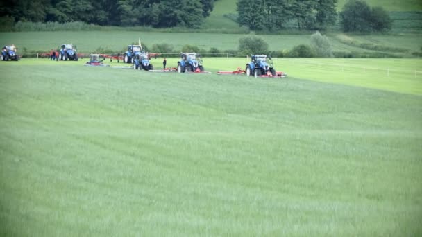 Traktoren pflügen Feld — Stockvideo