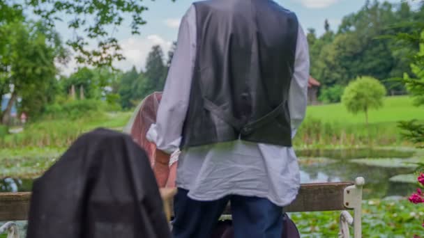 Pareja está posando en el parque — Vídeos de Stock