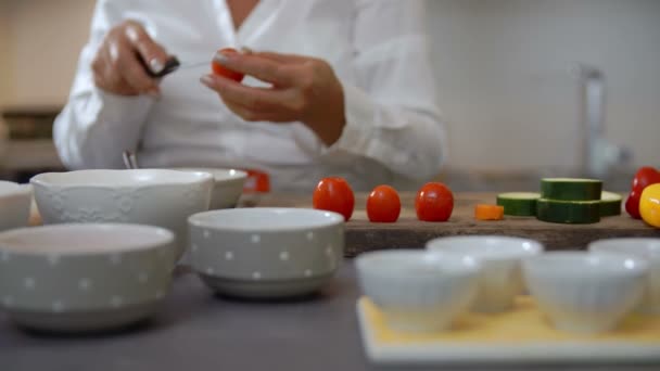 Cozinheiro preparação de ingredientes — Vídeo de Stock