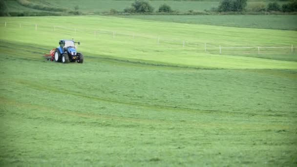 Traktor pflügt Feld um — Stockvideo