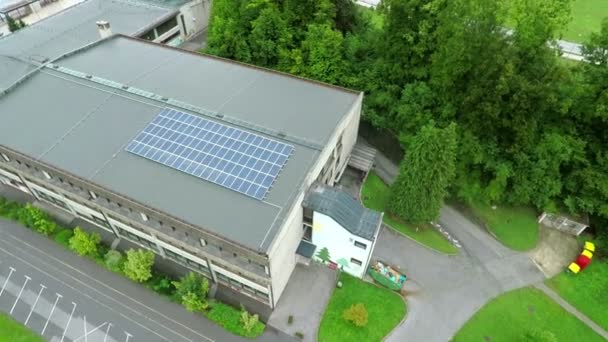 Солнечная крыша в школе — стоковое видео