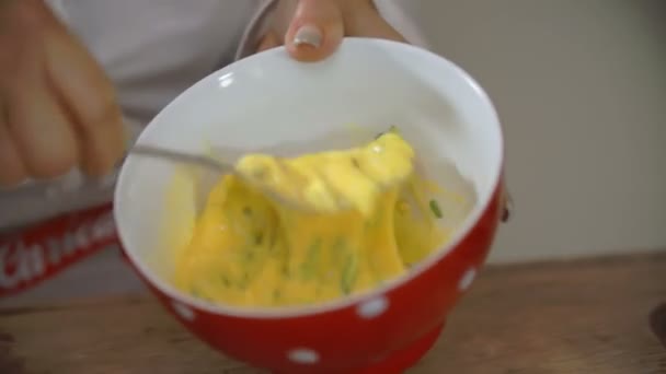 Cocinero cocinar huevos — Vídeo de stock