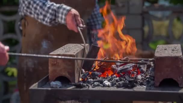 Schmied bereitet sich auf Bauernmarkt vor — Stockvideo