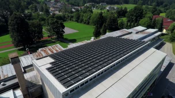 Zonnepanelen op nieuwe deel van gebouw — Stockvideo