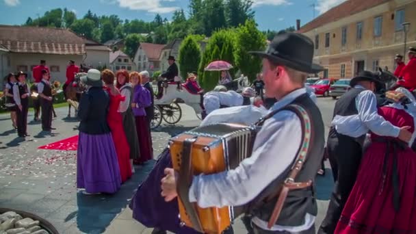 Tradiční svatba se nachází v krásné náměstí — Stock video