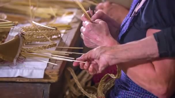 Tricô fazendo produtos acabados em uma sala de tricô espaço us — Vídeo de Stock