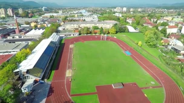 Pista para correr en un día de verano — Vídeo de stock