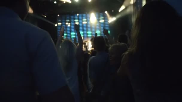 Ροκ συναυλία που πραγματοποιείται σε ένα φεστιβάλ του καλοκαιριού — Αρχείο Βίντεο