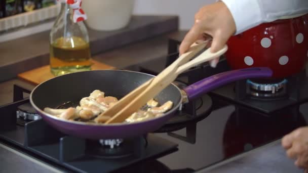 Cocina girando la comida — Vídeos de Stock