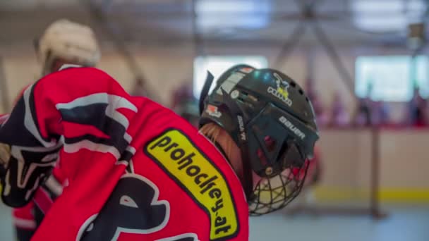 Niños patines pop en el entrenamiento de hockey — Vídeos de Stock
