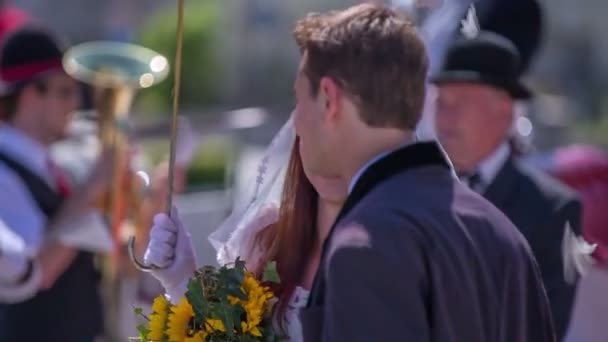 Man en vrouw gaat op traditionele bruiloft — Stockvideo