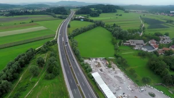 高速道路の横にある建設会社 — ストック動画