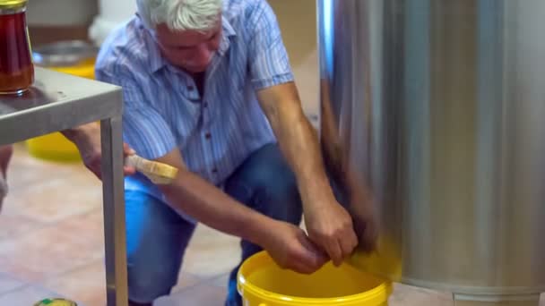 Homem está abrindo o barril com mel — Vídeo de Stock