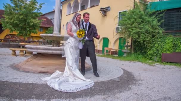 Bruid en bruidegom zijn het gooien van munten — Stockvideo