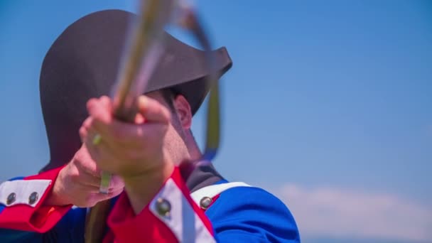 Французский солдат стоит в позиции для стрельбы — стоковое видео