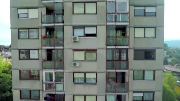 Edifício de apartamentos na cidade de tamanho médio — Vídeo de Stock