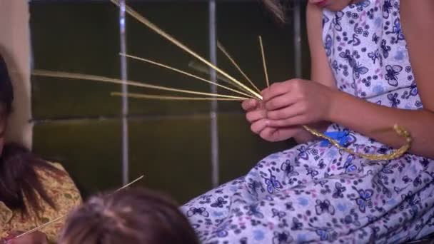 女孩波在空间中的稻草我们编织的房间 — 图库视频影像
