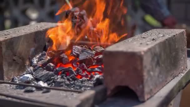 Feuer verbrennen, das für die Eisenverarbeitung benötigt wird — Stockvideo