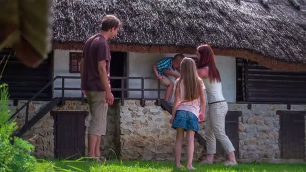 Eltern und Kinder schauen sich Haus an — Stockvideo