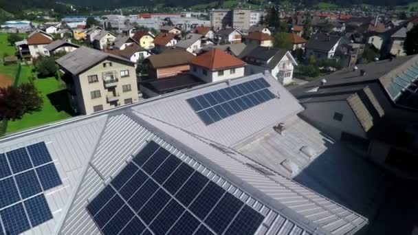 Painéis solares em casas na cidade — Vídeo de Stock