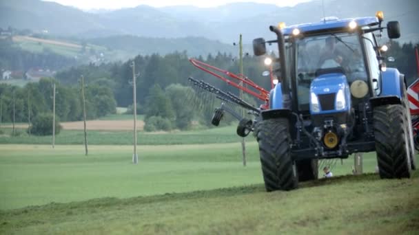 Traktor pflügt Feld um — Stockvideo