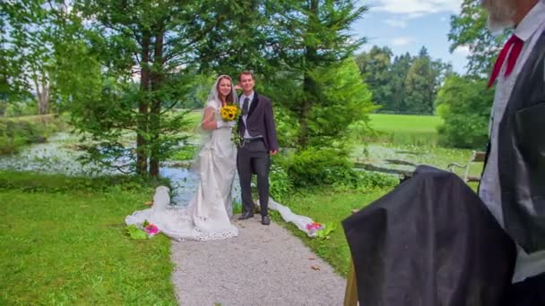 Fotograf je s svatební fotografie — Stock video