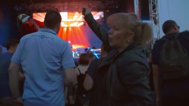 Een oudere dame is zingen en dansen op een rockconcert — Stockvideo