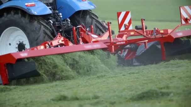 Traktorer som plöjer fält — Stockvideo