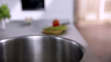 Spagetti kabın içine koyarak kadın