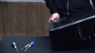 Bilgisayarı koyarak erkek işçisi masa üstünde PC