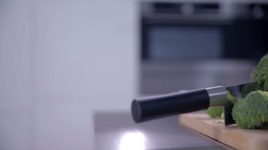 kadın kesme brokoli