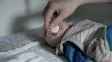 Emzik ile ağlayan erkek bebek