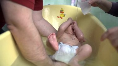 Ebeveynler çocuklarının banyo veren