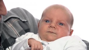 Gururla yeni doğan oğlu gösterilen baba