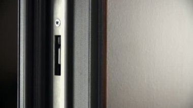 Kilitleme mekanizması nasıl çalıştığını gösteren
