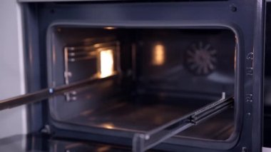 kadın brokoli pişirme