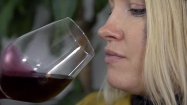 bir kadeh şarap ile rahatlatıcı bir kadındır