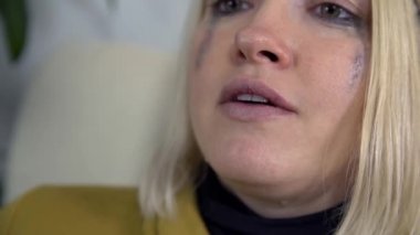 bir kadeh şarap ile rahatlatıcı bir kadındır