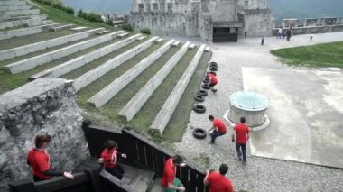 merdivenlerden yukarı çalıştıran ve lastik taşıyan Kişilik ekibin