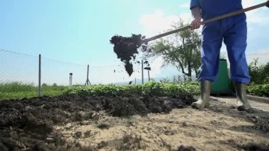 Bahçıvan gübre dağıtma