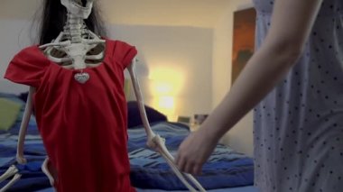 iskelet dokunmadan kadın