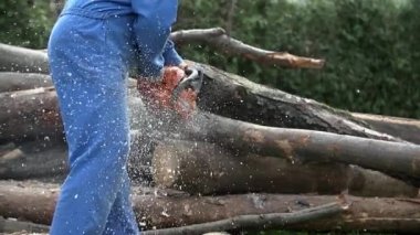 Ahşap ile günlükleri yığını üzerinde kesme