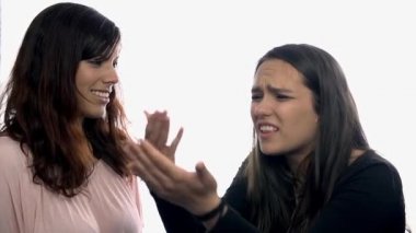 Çekici kızlar savunarak