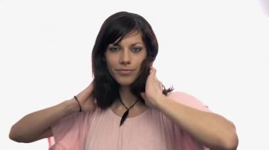 Saçla oynayan kadın