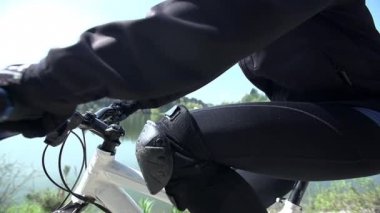 kadın binicilik bisiklet bir yolda