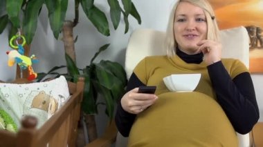 Televizyon izlerken ve biraz fıstık yeme gelecekte anne 
