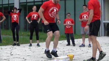 adam başka bir adamın yüzü kömür ile boyama 