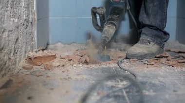 Tesisatçı seramik banyo zemin üzerinde matkaplar